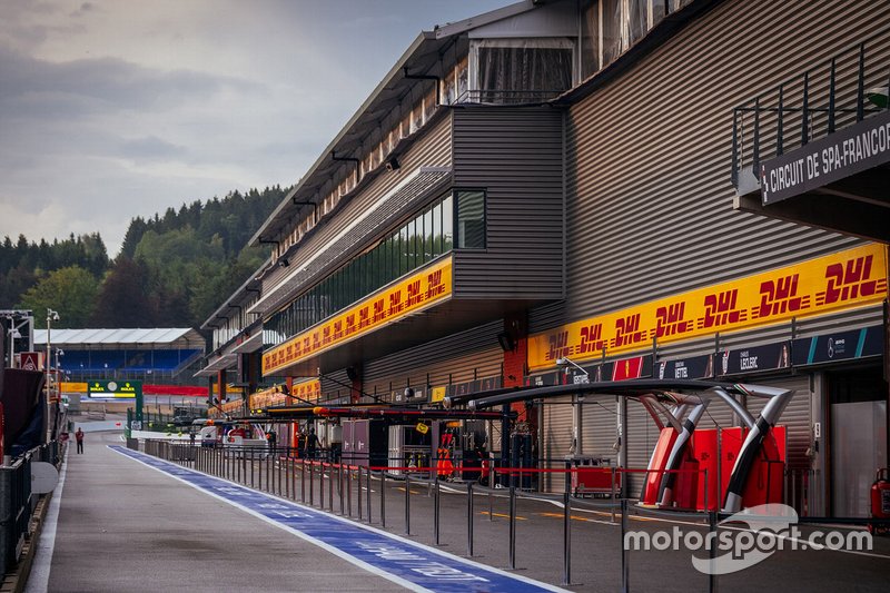 L'ambiance dans la voie des stands