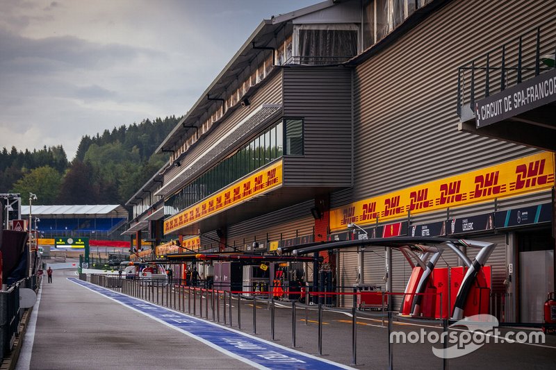 Pitlane atmosphere