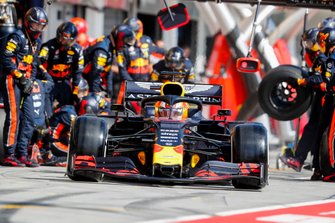 Max Verstappen, Red Bull Racing RB15 pit stop
