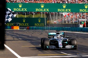 Yarış galibi Lewis Hamilton, Mercedes AMG F1 W10