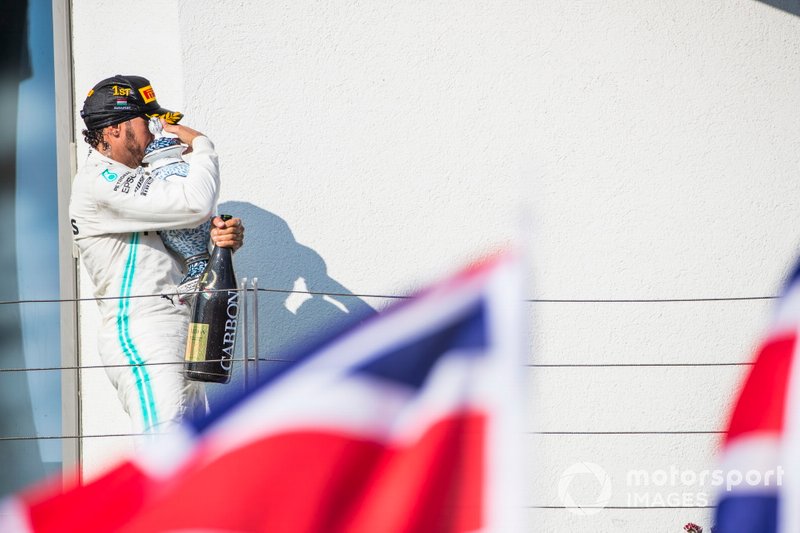 Il primo classificato Lewis Hamilton, Mercedes AMG F1, lascia il podio