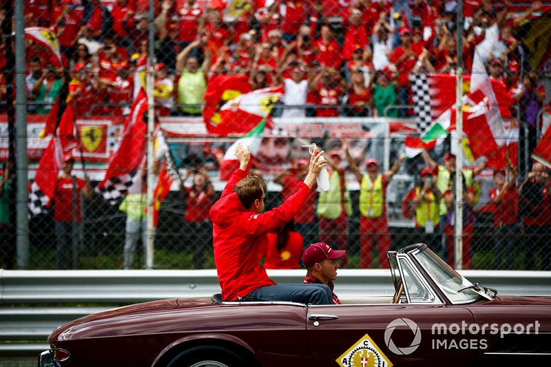 Sebastian Vettel, Ferrari, en el desfile de pilotos