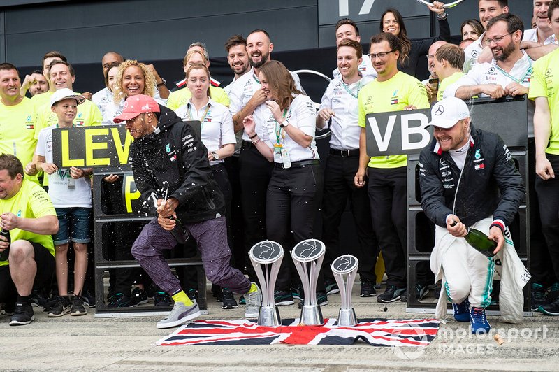 Lewis Hamilton, Mercedes AMG F1, 1st position, Valtteri Bottas, Mercedes AMG F1, 2nd position, and the Mercedes team celebrate