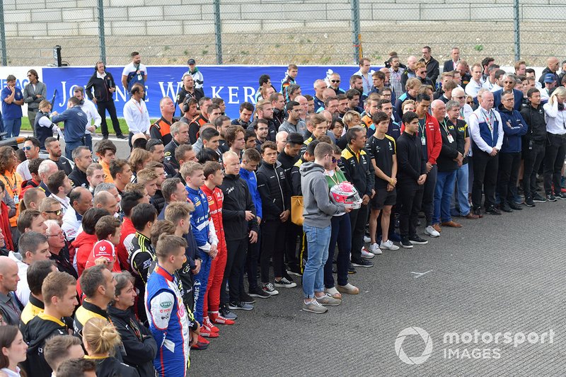 La Madre y el Hermano de Anthoine Hubert sostienen su casco en el memorial