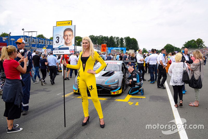 La grid girl di Paul Di Resta, R-Motorsport