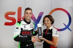 Alberto Cerqui Dinamic Motorsport, riceve da Valentina Albanese il trofeo per la pole position