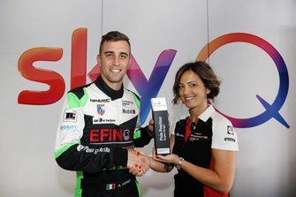 Alberto Cerqui Dinamic Motorsport, riceve da Valentina Albanese il trofeo per la pole position