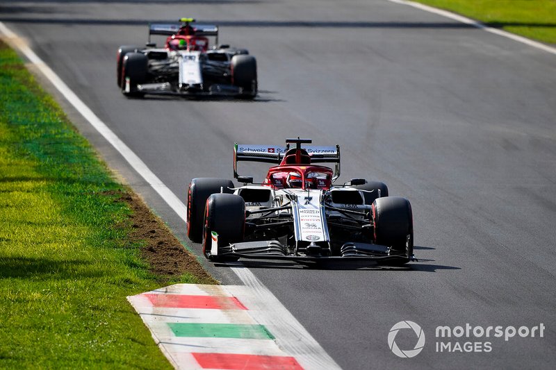 Kimi Raikkonen, Alfa Romeo Racing C38 e Antonio Giovinazzi, Alfa Romeo Racing C38