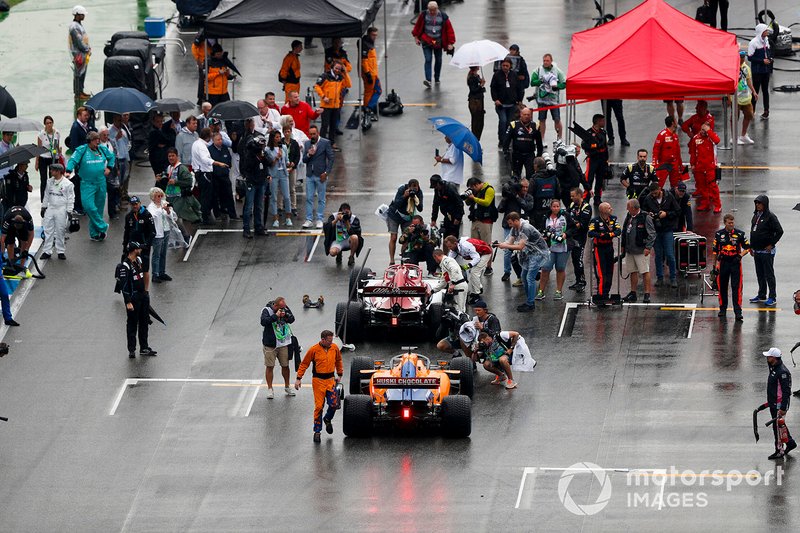 Kimi Raikkonen, Alfa Romeo Racing C38, and Carlos Sainz Jr., McLaren MCL34, on the grid