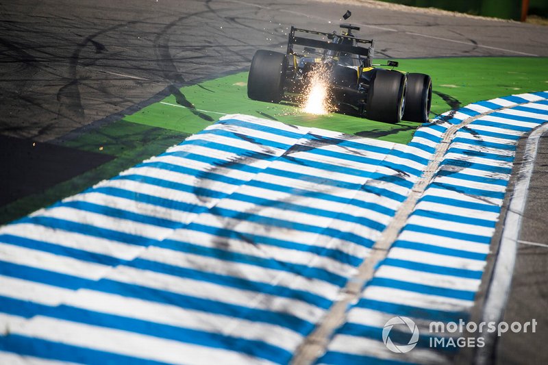Daniel Ricciardo, Renault F1 Team R.S.19, runs wide