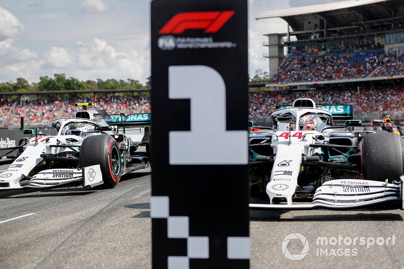 Le poleman Lewis Hamilton, Mercedes AMG F1, le troisième, Valtteri Bottas, Mercedes AMG W10