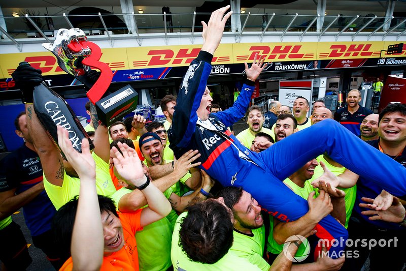 Tim Toro Rosso merayakan podium Daniil Kvyat, Toro Rosso