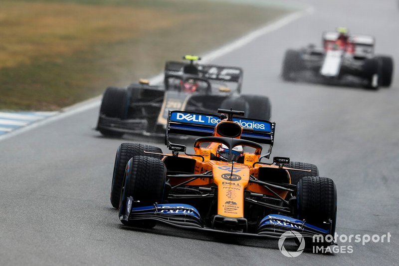 Carlos Sainz Jr., McLaren MCL34, precede Kevin Magnussen, Haas F1 Team VF-19, e Antonio Giovinazzi, Alfa Romeo Racing C38