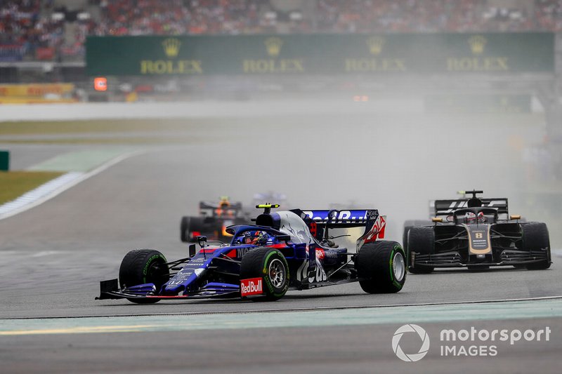 Alexander Albon, Toro Rosso STR14, devant Romain Grosjean, Haas F1 Team VF-19