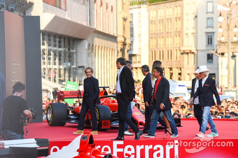 Alain Prost, Gerhard Berger, René Arnoux y Arturo Merzario bajan del escenario