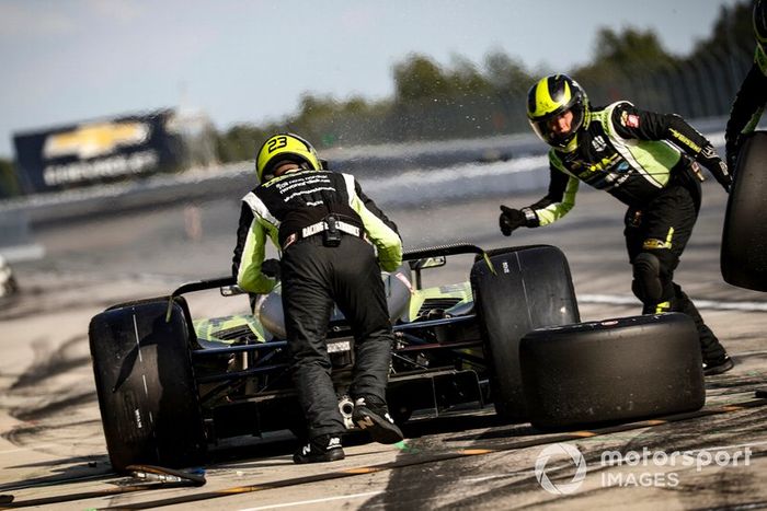 Charlie Kimball, Carlin Chevrolet, pit stop