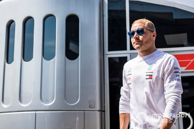 Valtteri Bottas, Mercedes AMG F1 en el paddock