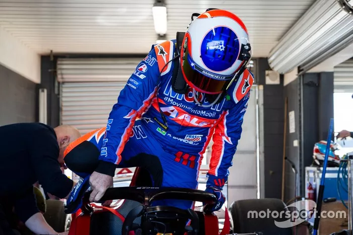 Rubens Barrichello entra no carro da S5000