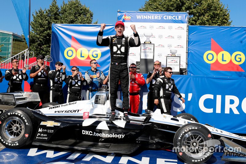 Race Winner Simon Pagenaud, Team Penske Chevrolet