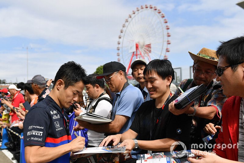 Naoki Yamamoto, Toro Rosso signs an autograph for a fan