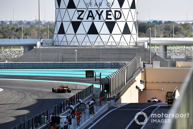 Carlos Sainz Jr., McLaren MCL33 y Lance Stroll, Racing Point Force India VJM11