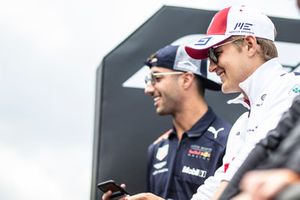 Marcus Ericsson, Alfa Romeo Sauber F1 Team and Daniel Ricciardo, Red Bull Racing on the drivers parade