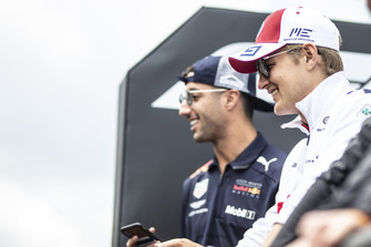 Marcus Ericsson, Alfa Romeo Sauber F1 Team and Daniel Ricciardo, Red Bull Racing on the drivers parade