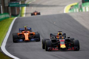 Daniel Ricciardo, Red Bull Racing RB14, Stoffel Vandoorne, McLaren MCL33