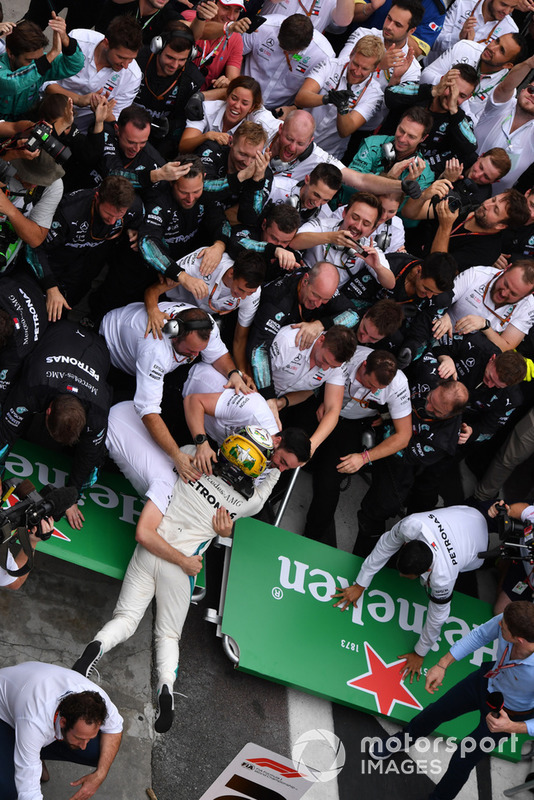 Crollano le transenne mentre Lewis Hamilton, Mercedes AMG F1, festeggia nel parco chiuso con i suoi meccanici