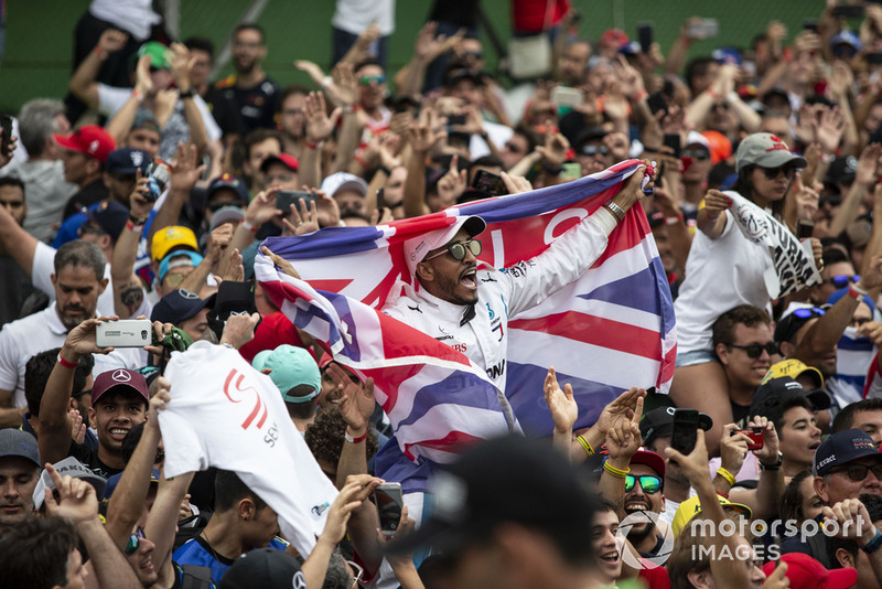 Lewis Hamilton, fan de Mercedes AMG F1 y bandera de la Unión y los fanáticos celebran