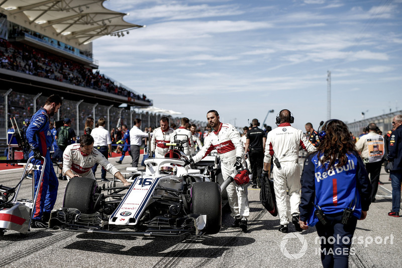 Charles Leclerc, Sauber C37, arriva in griglia di partenza
