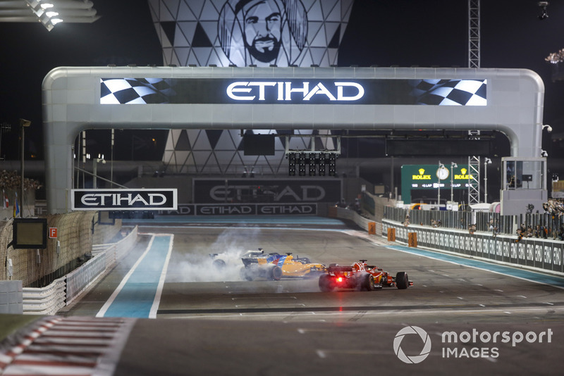 Lewis Hamilton, Mercedes-AMG F1 W09, Fernando Alonso, McLaren MCL33 y Sebastian Vettel, Ferrari SF71H hacen donuts al final