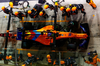 Fernando Alonso, McLaren MCL33, maakt een pitstop