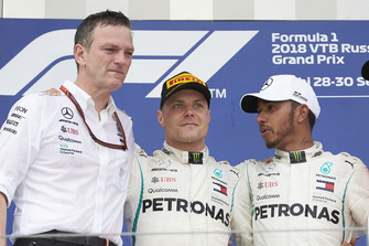 Podyum: James Allison, Mercedes AMG F1 Teknik Direktörü, Valtteri Bottas, Mercedes AMG F1 ve Lewis Hamilton, Mercedes AMG F1