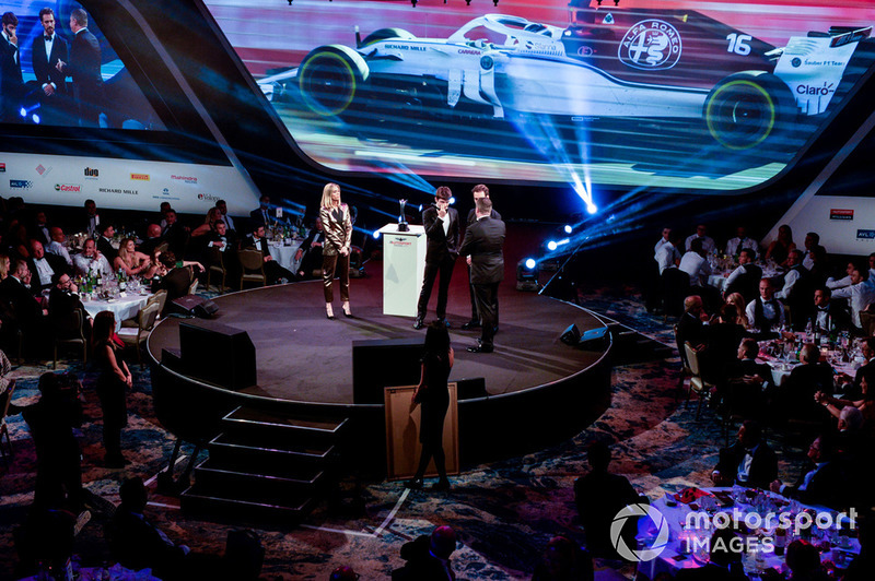 Il vincitore del "Rookie of the Year award", Charles Leclerc, sul palco