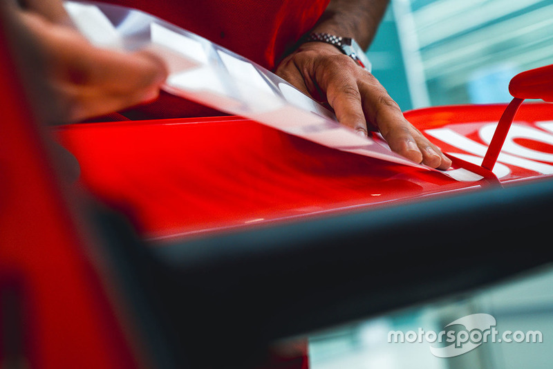 Наклейки Philip Morris на Ferrari