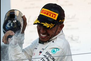 Il vincitore della gara Lewis Hamilton, Mercedes AMG F1, spruzza lo Champagne sul podio