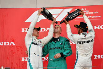 Valtteri Bottas, Mercedes AMG F1, Matt Deane, Mercedes AMG F1 Hoofdmonteur en Lewis Hamilton, Mercedes AMG F1 op het podium