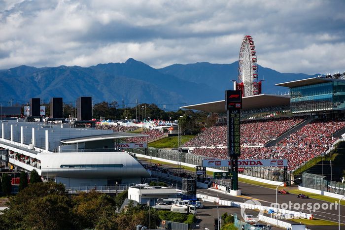 Brendon Hartley, Toro Rosso STR13, y Sebastian Vettel, Ferrari SF71H