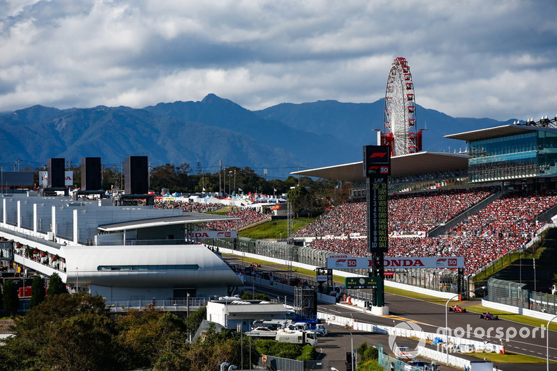 Brendon Hartley, Toro Rosso STR13, leads Sebastian Vettel, Ferrari SF71H