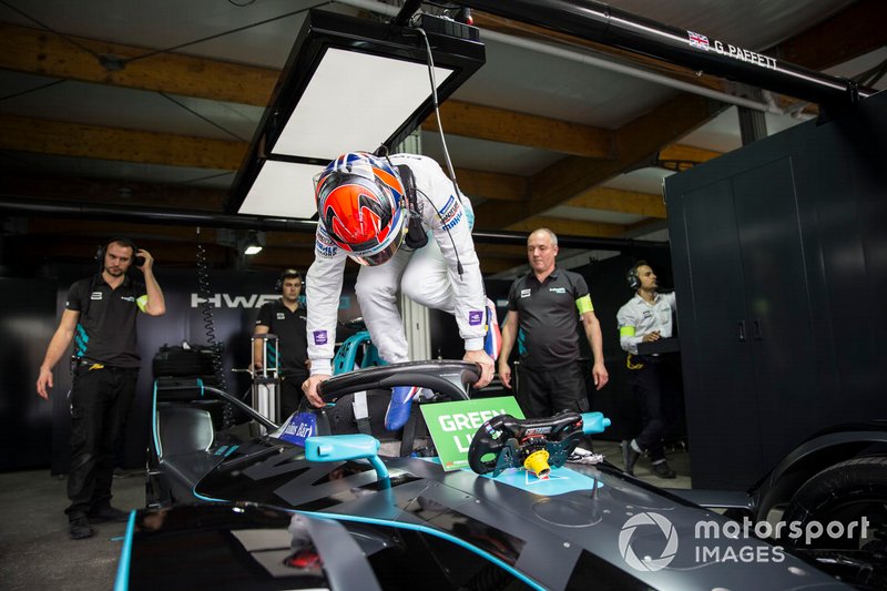 Gary Paffett, HWA Racelab, VFE-05 in the garage