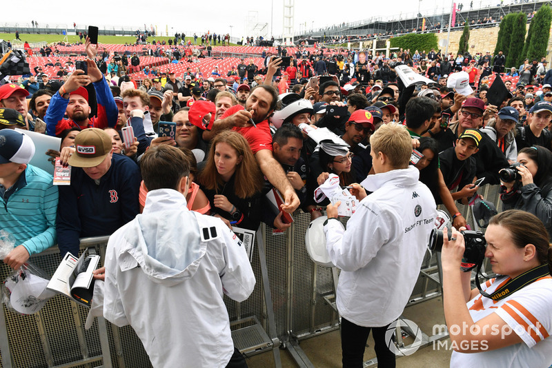 Charles Leclerc, Sauber e Marcus Ericsson, Sauber, firmano autografi ai tifosi