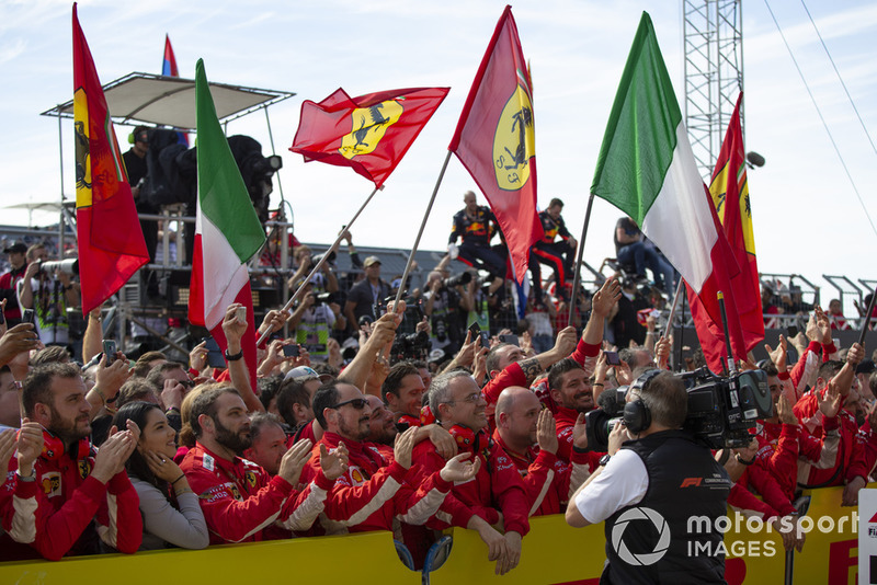 Les mécaniciens Ferrari dans le parc fermé