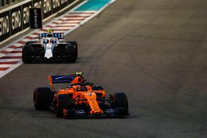 Stoffel Vandoorne, McLaren MCL33, leads Sergey Sirotkin, Williams FW41