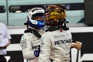 Valtteri Bottas, Mercedes AMG F1 et Lewis Hamilton, Mercedes AMG F1 dans le Parc Fermé