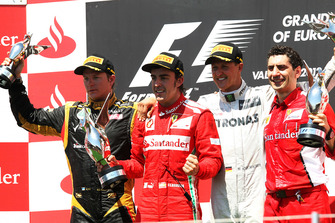 Podium : Kimi Raikkonen, Lotus F1, Fernando Alonso, Ferrari, Michael Schumacher, Mercedes AMG F1 et Andrea Stella, ingénieur de course Ferrari