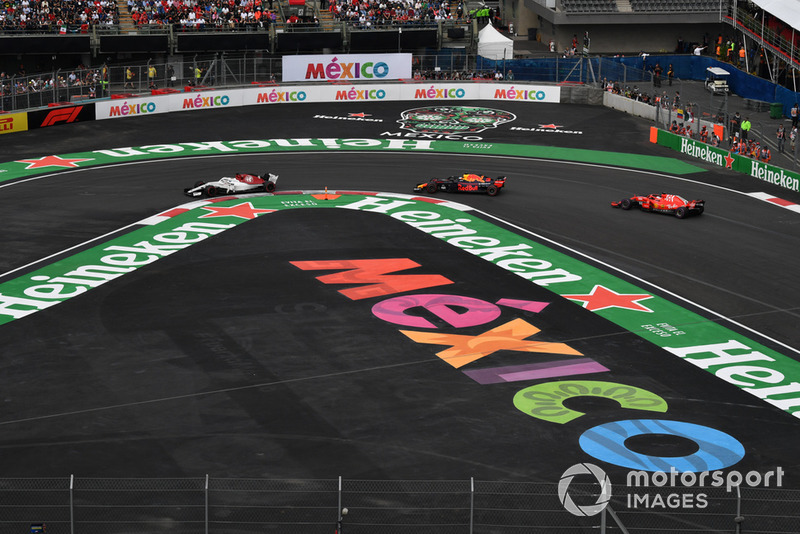 Marcus Ericsson, Sauber C37, Daniel Ricciardo, Red Bull Racing RB14 y Sebastian Vettel, Ferrari SF71H battle