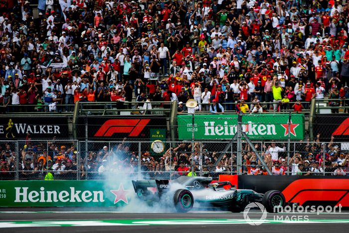 Lewis Hamilton, Mercedes AMG F1 W09 EQ Power +, realiza donas después de asegurar su quinto título mundial de pilotos