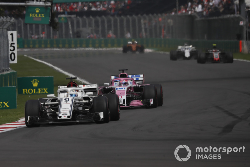 Marcus Ericsson, Sauber C37 and Sergio Perez, Racing Point Force India VJM11 battle