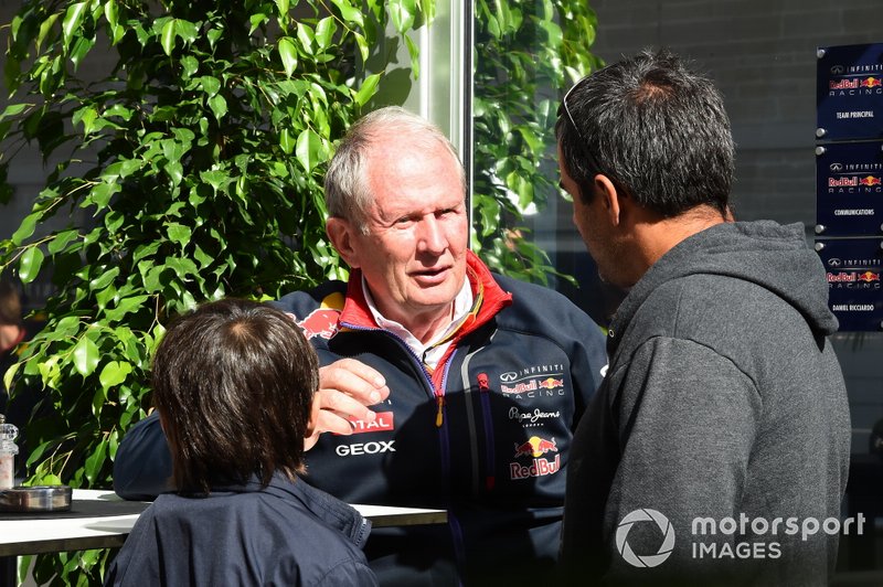 Juan Pablo Montoya, con il figlio Sebastian Montoya, e il Dr. Helmut Marko, Consulente Red Bull Motorsport